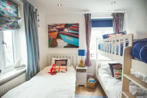 Zeitgenössische Ferienwohnung mit eigener Terrasse, Parkplatz und Meerblick - Image 4