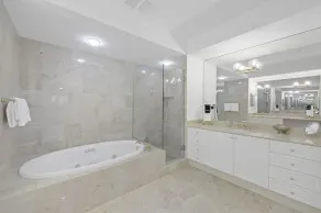 Exquisite condo with unique balcony and bay views - Image 5