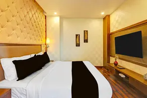 Deluxe King Room Zero Mile Sitabuldi - Image 5
