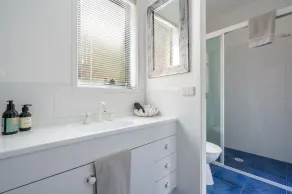 Shell Cottage: Spacious Family Accommodation 2 min Walk to Beach & Ocean views - Image 2
