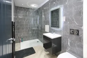 Deluxe-Apartment-Eigenes Badezimmer-Stadtblick - Image 4