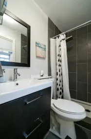 MODERN INTERIOR, 4 Bed 2.5 Bath Home, Close to Shopping, Entertainment and more! - Image 3