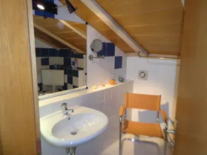 Spacious, very quiet apartment with balcony to the South in well-kept villa - Image 5