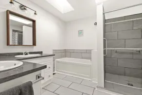 Beach house retreat: Waterfront & Hot Tub - Image 2