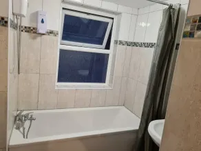 4Br-2Ensuite-10minCentralLondon-Sleeps11-Parking - Image 4