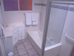 A Lakefront House Escape - Image 2