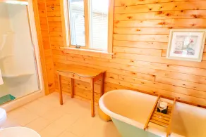 Executive style family cottage on the water - Image 4
