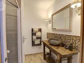 Gîte éco-responsable avec bassin naturel et vue panoramique - Image 4