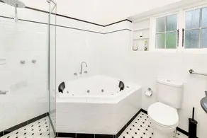 Normanville, large historic three bedroom home - Image 3