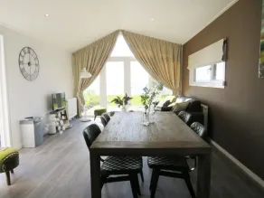 Chalet situé au bord de l'eau avec terrasse - Image 3
