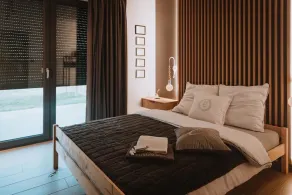 Holiday home, bedroom with bathtub, jacuzzi - Image 5