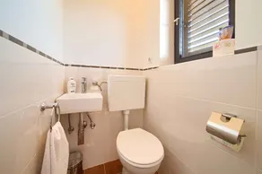 Holiday apartment with balcony, air conditioning and internet - Image 4
