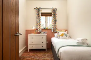 Cosy converted barn, luxury indoor heated pool tennis courts and hot tub - Image 4