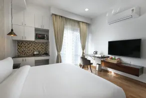 HYDEWEST INDIA Luxury Orchid Gold King Studio with Kitchenette - Image 4