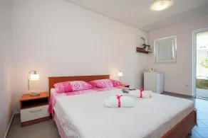 Apartment in Dalmatia With Garden View - Image 4