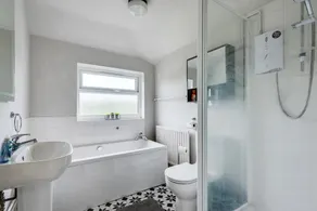 Cheerfull 3-Bedroom Home with parking & garden - Image 3