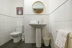 6 Bedroom House- Free Parking, Fast Wifi & SmartTV - Image 5