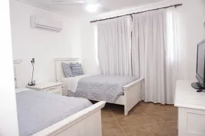 Large 3 bedroom, 2 bathroom property conveniently located steps from the beach. - Image 5