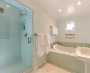 Beautifully Remodeled Luxurious Beach House 1.5 Blocks from the Beach - Image 5