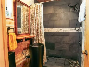 #2 travel room · 2-Hot tub-Water view-Full kitchen-beach-1 bedroom - Image 2