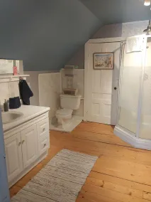 Water view , Queen bedroom and ensuite, with free breakfast. Shared facilities. - Image 2