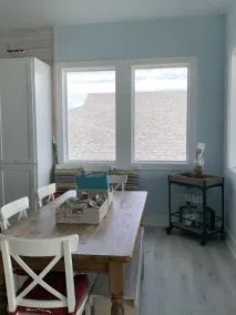 Sea Breeze Cove-chambres avec vue, quai avec poisson - Image 3