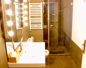 Charming Apartment in the Main Street of Barcelona, Close to Downtown and Gracia - Image 2