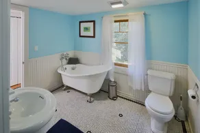 Fantastic Bungalow with Hot tub, Decks, Close to everything, modern and clean - Image 2