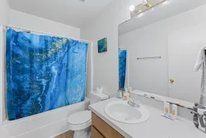 Cheerful 3-bedroom with fenced backyard. - Image 4