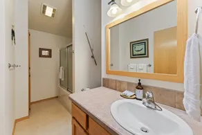 2 Quail- Elegant & Modern, 3 Min. Walk to SHARC & Passes, Hot Tub, Fireplace, Bikes - Image 3