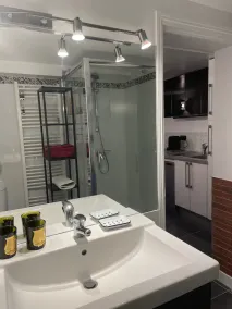 Comfortable studio in a quiet location 10 minutes from the RER station - Image 2