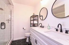 Immaculate 3BDR Bungalow - 5-Min Walk to Beach - Image 4