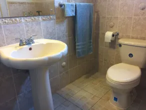 Beautifully decorated studio with kingsize bed, kitchenette, bath and balcony. - Image 3