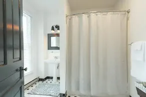 The Blenheim Suite in historic Holladay House - Image 4