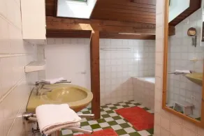 Lejlighed på øverste etage (80 kvm) med 2 soveværelser, stue, tekøkken, badeværelse, separat toilet, TV - Image 2
