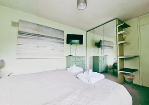 Comfy 3BR Flat on Quiet Street in Wollaton - Image 5