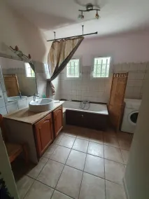 Spacieuse villa avec grand jardin clos, idéale pour familles et groupes d'amis. - Image 3