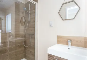Beachfront 3 bedroom ground floor luxury holiday apartment in North Berwick with parking - Image 3