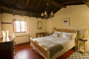 Splendida villa sulla collina a Barga, in Toscana, con piscina privata e viste spettacolari - Image 4
