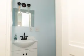 Charming & Newly Renovated 2BR in St Albans - Image 5