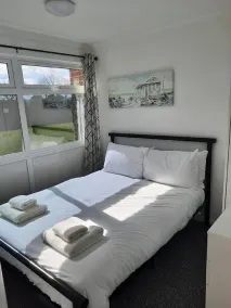 Outstanding 3 Bedroom Chalet, walk to beach, nr Gt Yarmouth & Norfolk Broads - Image 3