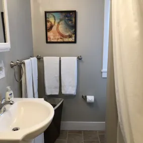 WHITE MOUNTAINS RENOVATED 1 BEDROOM on Ground Floor - Image 2