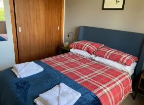 2 Bedroom Sleep 4 House - Private Garden - Image 5
