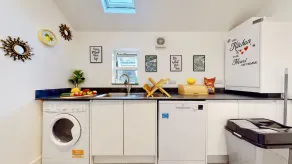 Funky 2 Bed Apartment in the Heart of Historic Rochester - Image 2