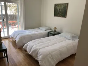 To soveværelser på første sal i enden af ​​en stille blind vej i dowtown - Image 3