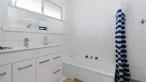 Seaview Cottage and pool - Wifi and Linen included - Image 4