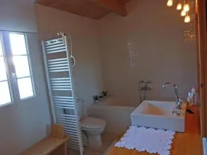 Villa de standing avec piscine dans un environnement calme et sauvage - Image 2