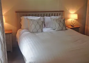 Boutique and spacious luxury lodge, perfect for a romantic escape. - Image 4