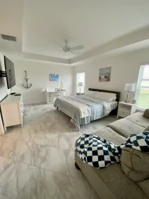 The Villages 3 bed/3 Kings, Private, Coastal decor, 1 min to Rec cntr & Pickleba - Image 4