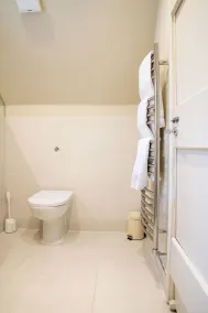 Comfortable Cosy Private Barn conversion, Own courtyard, parking, nr to station - Image 3